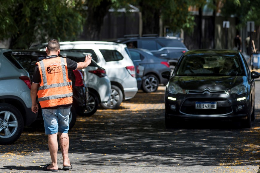 Los cuidacoches trabajarían en horarios de noche, cuando ya no funciona el Seom tradicional de la App. Crédito: Agencia