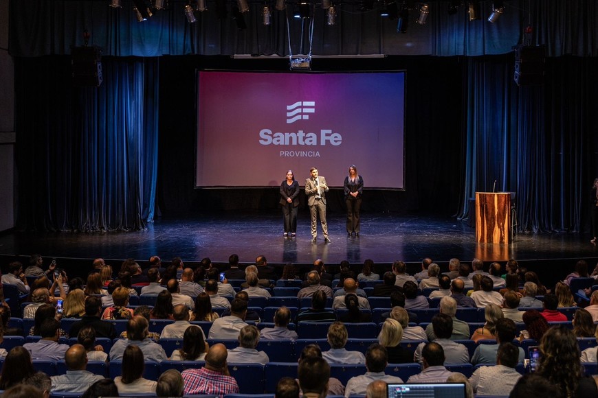 El acto se llevó a cabo en la sede del Teatro Luz y Fuerza en la ciudad de Santa Fe. Crédito: Gobierno de Santa Fe