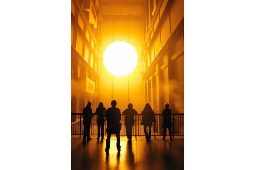 Vista de la instalación “The Weather Project”, de Olafur Eliasson, 2003, en la Tate Modern de Londres.