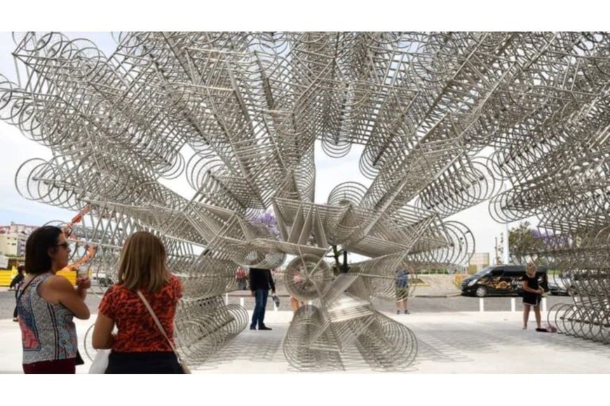 Ai Weiwei, “Forever bicycles”, de nueve metros de alto por 16 de largo, conformada por 1.254 bicicletas de acero.