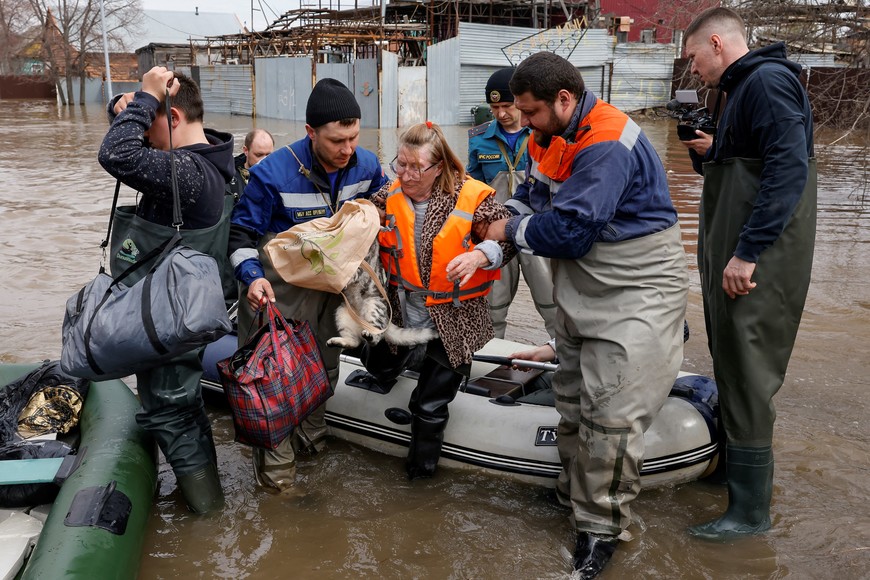 Local resident Taisia is evacuated amid flooding in the city of Orenburg, Russia April 10, 2024.  REUTERS/Maxim Shemetov