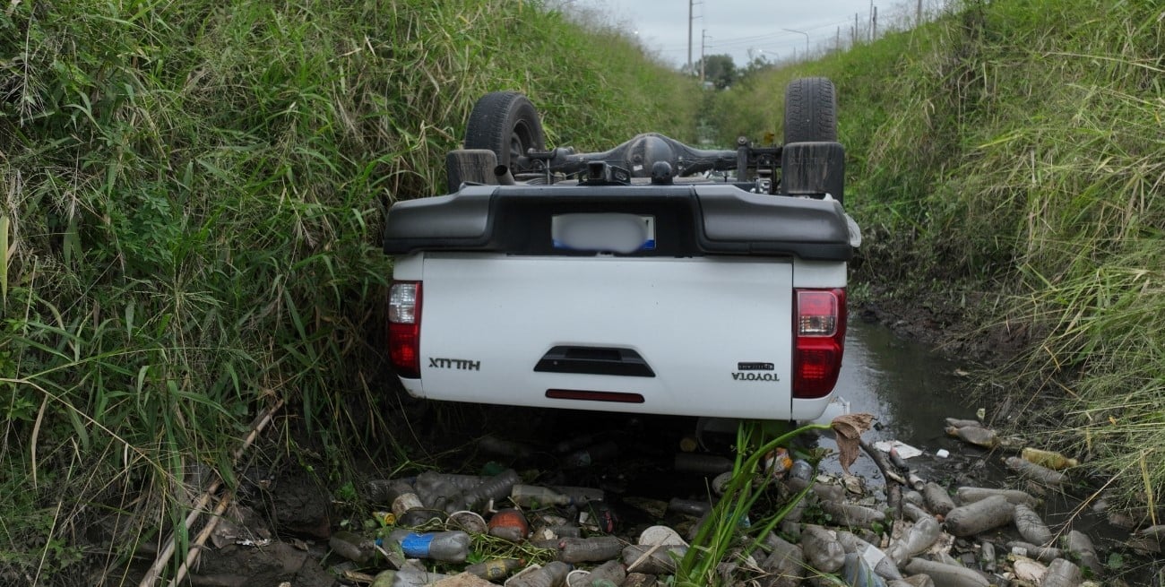 Una camioneta cayó dentro del zanjón de Aristóbulo Del Valle al 9700