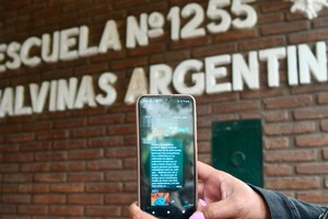 Muchos alumnos junto a sus padres se concentraron frente a la escuela a la espera de alguna respuesta. Créditos: Flavio Raina