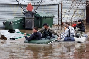 People row on inflatable boats amid flooding in the city of Orenburg, Russia April 10, 2024.  REUTERS/Maxim Shemetov