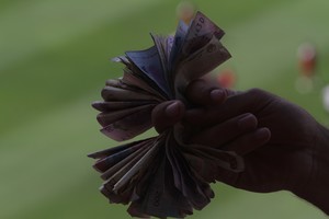 En la calle hay menos pesos y las tasas de interés están por debajo de la inflación. La licuadora saca pesos de los plazos fijos, así como dólares del colchón. Crédito: Mauricio Garín