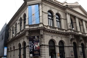 Desde las 17, en el marco de su 130º aniversario, el Teatro Municipal La Comedia presenta Pasaje a La Comedia, una obra de teatro en postas, un recorrido por la historia de la sala en pie más antigua de Rosario.
