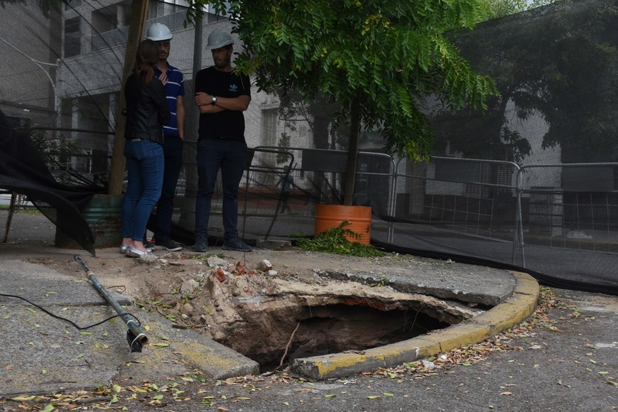 Este martes comenzó la inspección del socavón de Bv. Pellegrini y 9 de julio.