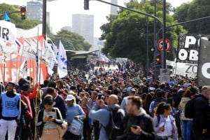 La avenida 9 de Julio se encuentra con el tránsito interrumpido por una protesta de movimientos sociales.