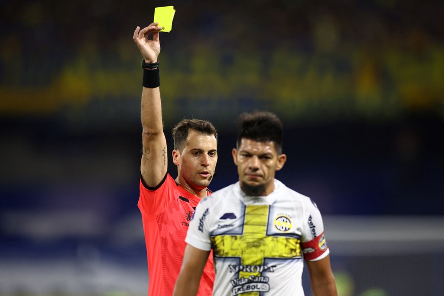 Soccer Football - Copa Sudamericana - Group D - Boca Juniors v Sportivo Trinidense - Estadio La Bombonera, Buenos Aires, Argentina - April 9, 2024?
Sportivo Trinidense's Marcos Riveros is shown a yellow card by referee Gustavo Tejera REUTERS/Agustin Marcarian