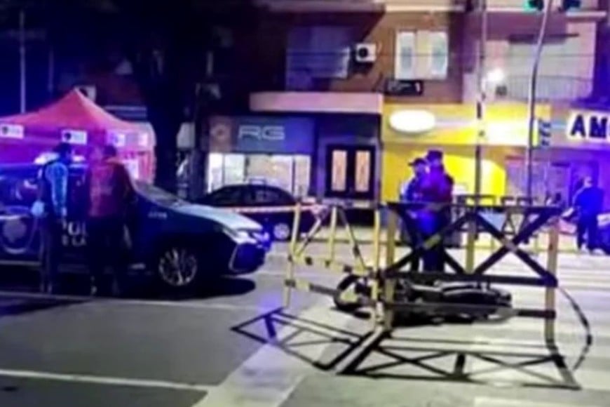 Los uniformados constataron que el motociclista involucrado en el choque se hallaba tendido en la calzada.