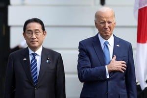 El presidente estadounidense Joe Biden y el primer ministro japonés Fumio Kishida posan cerca de la Oficina Oval de la Çasa Blanca, después de la ceremonia de llegada del visitante al emblemático edificio situado en Washington. Foto: Reuters