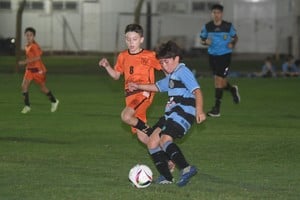 Comenzó con todo. Juego y diversión en la primera jornada del torneo de Fútbol Infantil. Crédito: Manuel Fabatía