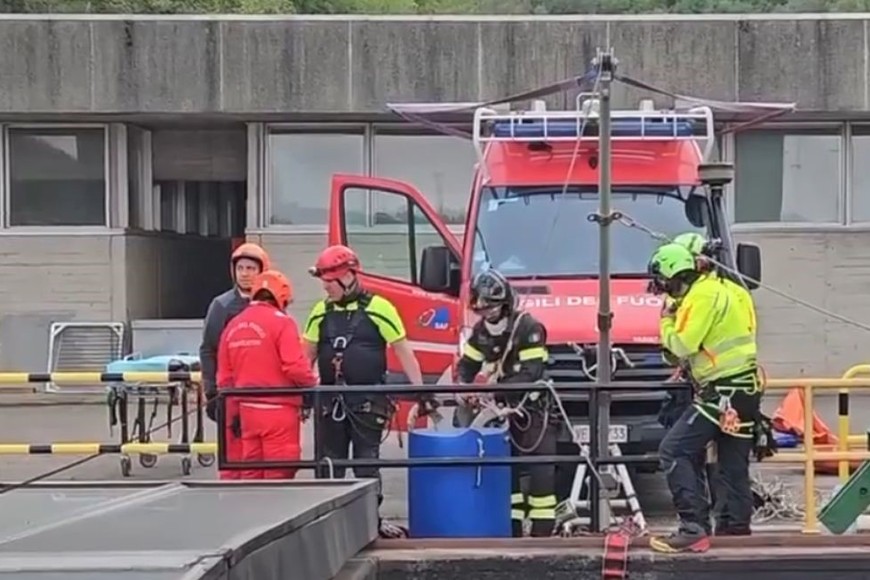 Los bomberos están intentando acceder a la zona del accidente con bombonas de oxígeno.