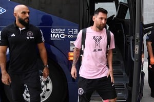 Yassine Cheuko junto a Lionel Messi. 