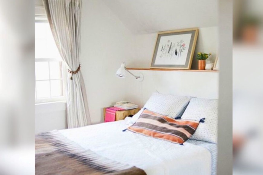 Repisas sobre la cabecera para ahorrar espacio.