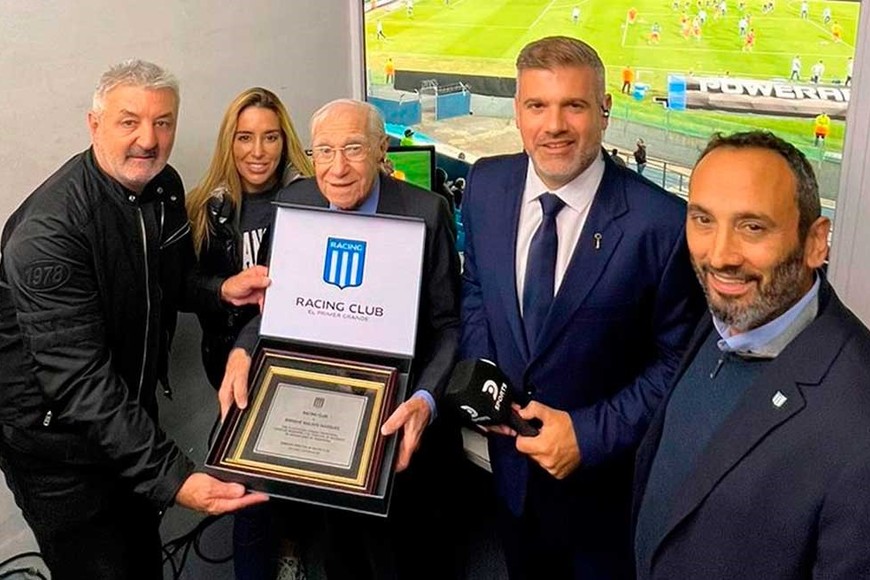 El reconocimiento que le hizo Racing al comentador. Crédito: Gentileza DSports