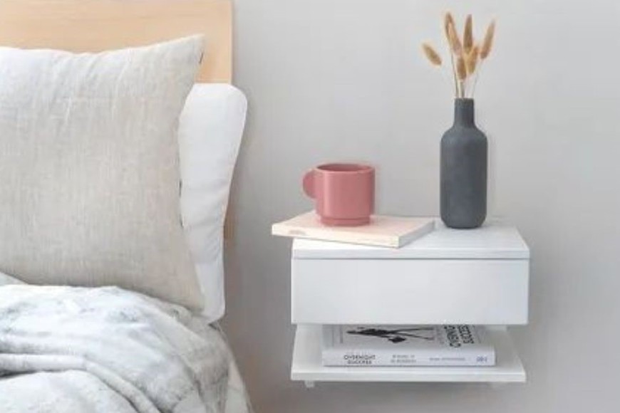 Las mesitas de noche "flotantes" son una buena idea.