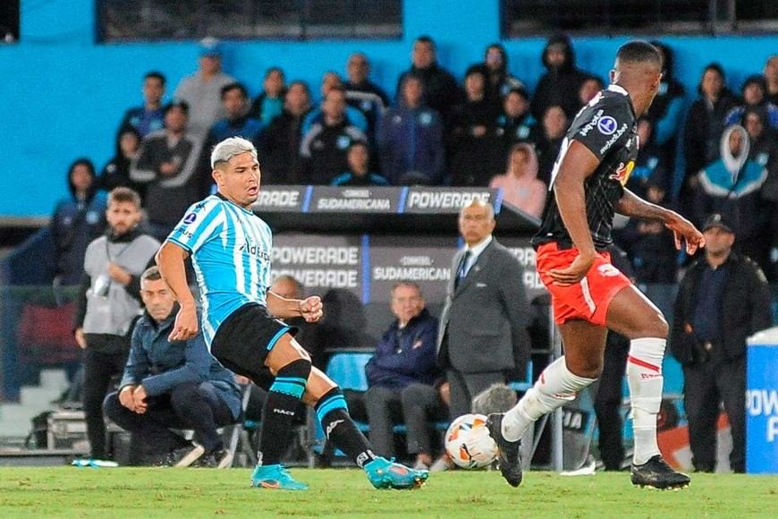 La Academia goleó en su estadio.