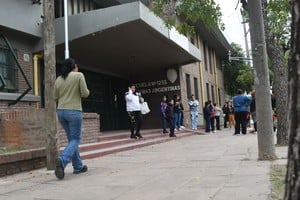 Un nutrido grupo de padres se agolpó en la puerta de la escuela de calle Regimiento 12 de Infantería al 4700 para hablar con la dirección. Foto: Flavio Raina