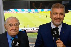 La imagen corresponde a la previa del inicio del partido.  Macaya compartió cabina con el relator Gustavo Kuffner.