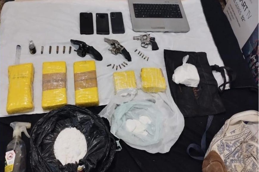 También se secuestraron seis panes de cocaína en paquetes amarillos.
