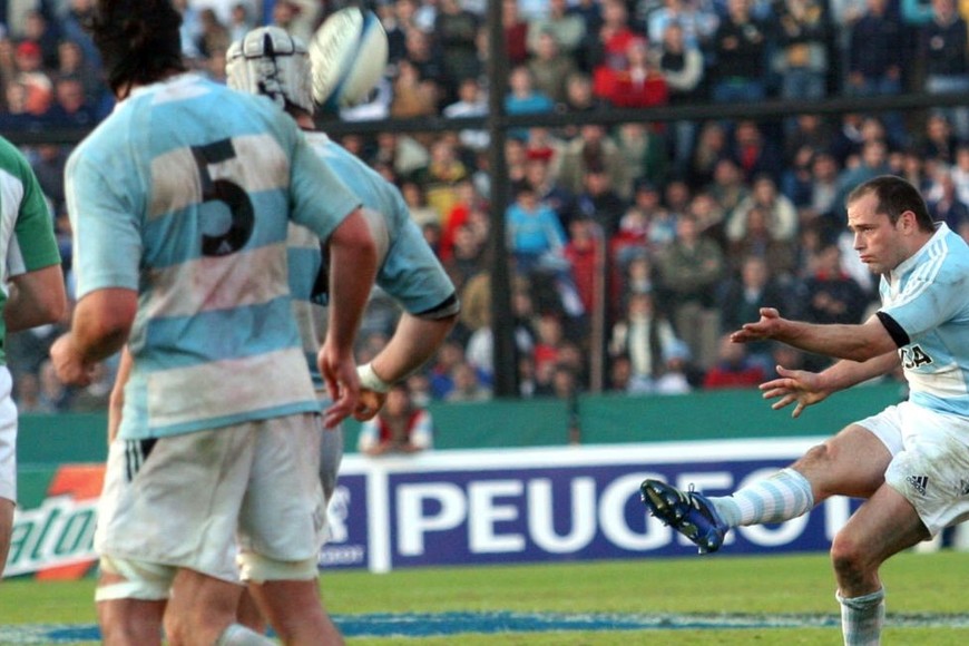 2007. Año del tercer puesto en el mundial de Francia. En la previa, Los Pumas vencieron sobre la hora a Irlanda en cancha de Colón con este drop de Felipe Contepomi, hoy, Head Coach de Argentina. Crédito: Flavio Raina.