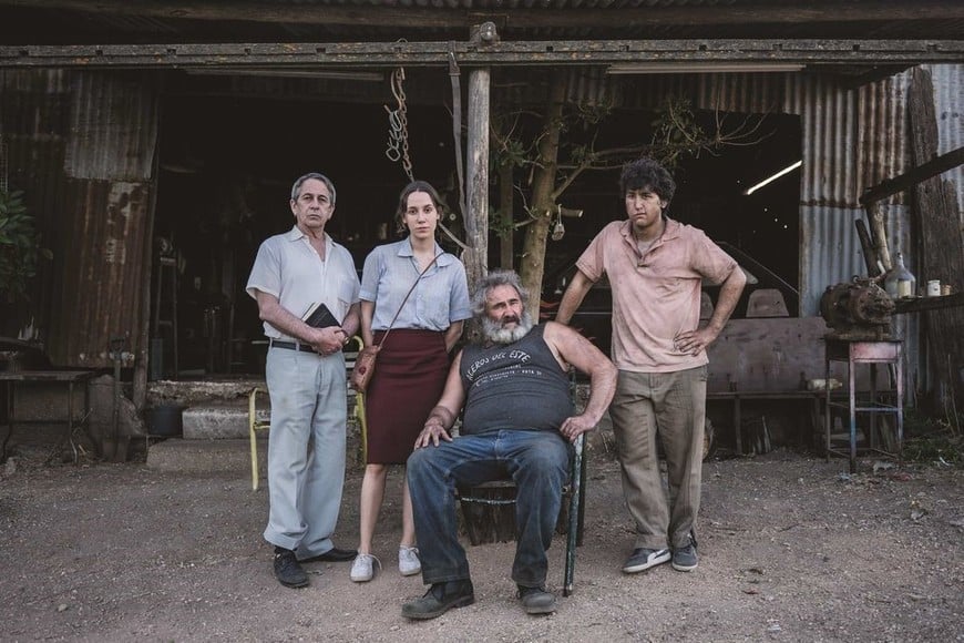 Los actores de "El viento que arrasa", adaptación al cine de una novela de Almada. Foto: Rizoma Films