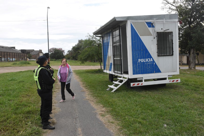 Presencia. Esta mañana había agentes de a pie y patrulleros dando vuelta por el barrio.

Flavio Raina.