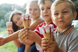No hay edad para disfrutar un rico helado.