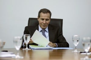 Late Argentine prosecutor Alberto Nisman looks at his papers during a meeting with journalists in this May 29, 2013 file photo. Nisman, the Argentine prosecutor who died in 2015 just days after accusing then-President Cristina Fernandez of covering up Iran's alleged role in the bombing of a Jewish center was apparently murdered, an official investigating the case said on February 25, 2016. REUTERS/Marcos Brindicci/File  buenos aires alberto nisman fiscal argentino asesinado investigacion causa amia atentado terrorista justicia declaro que fue homicidio