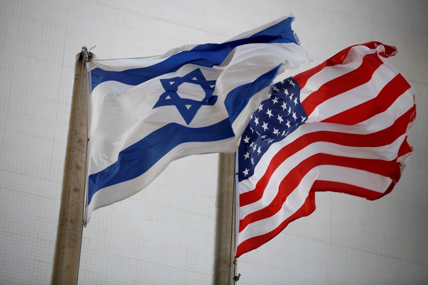 The American and the Israeli national flags can be seen outside the U.S Embassy in Tel Aviv, Israel December 5, 2017. REUTERS/Amir Cohen israel Jerusalem  tension y polemica por el reconocimiento de eeuu a jerusalem como capital de israel cambio en el status quo de jerusalem banderas eeuu e israel