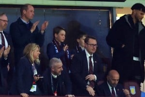 El príncipe William asistió el jueves junto a su hijo mayor, el príncipe George, a un partido de fútbol en un estadio de Birmingham.