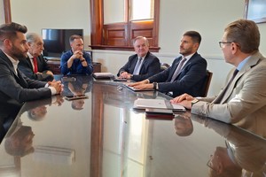 Borla remarcó “la importancia histórica de la misma para las localidades que beneficiaría, ya que fundamentalmente se trata de una obra que genera la posibilidad de igualar un derecho, como es el acceso al agua potable, así como también el impacto económico que genera por la generación de fuentes de trabajo y el esquema de fortalecimiento en las economías regionales”.