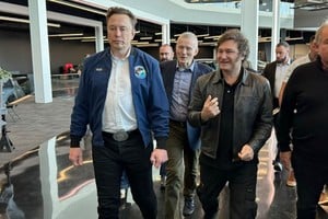 El encuentro entre el magnate Elon Musk y el presidente Javier Milei en la planta de Tesla en Austin, Texas.