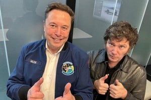 Elon Musk junto a Javier Milei y su característica pose. 
