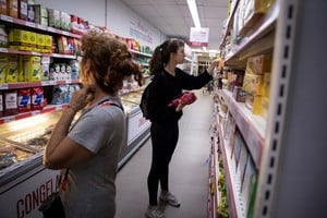 (240312) -- BUENOS AIRES, 12 marzo, 2024 (Xinhua) -- Mujeres realizan compras en un supermercado, en la ciudad de Buenos Aires, capital de Argentina, el 12 de marzo de 2024. Argentina registró en febrero una inflación de 13,2 por ciento, anotando su segunda baja consecutiva del año, con lo que acumuló una subida de precios de 276,2 por ciento en los últimos 12 meses, informó el martes el Instituto Nacional de Estadística y Censos. (Xinhua/Martín Zabala) (mz) (jg) (ra) (ce)