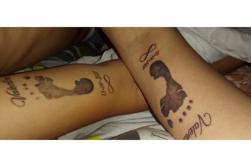 Dianela y Yamil se tatuaron la huella del pie de Valentino con la fecha de nacimiento y fallecimiento, el 13 de abril de 2021.