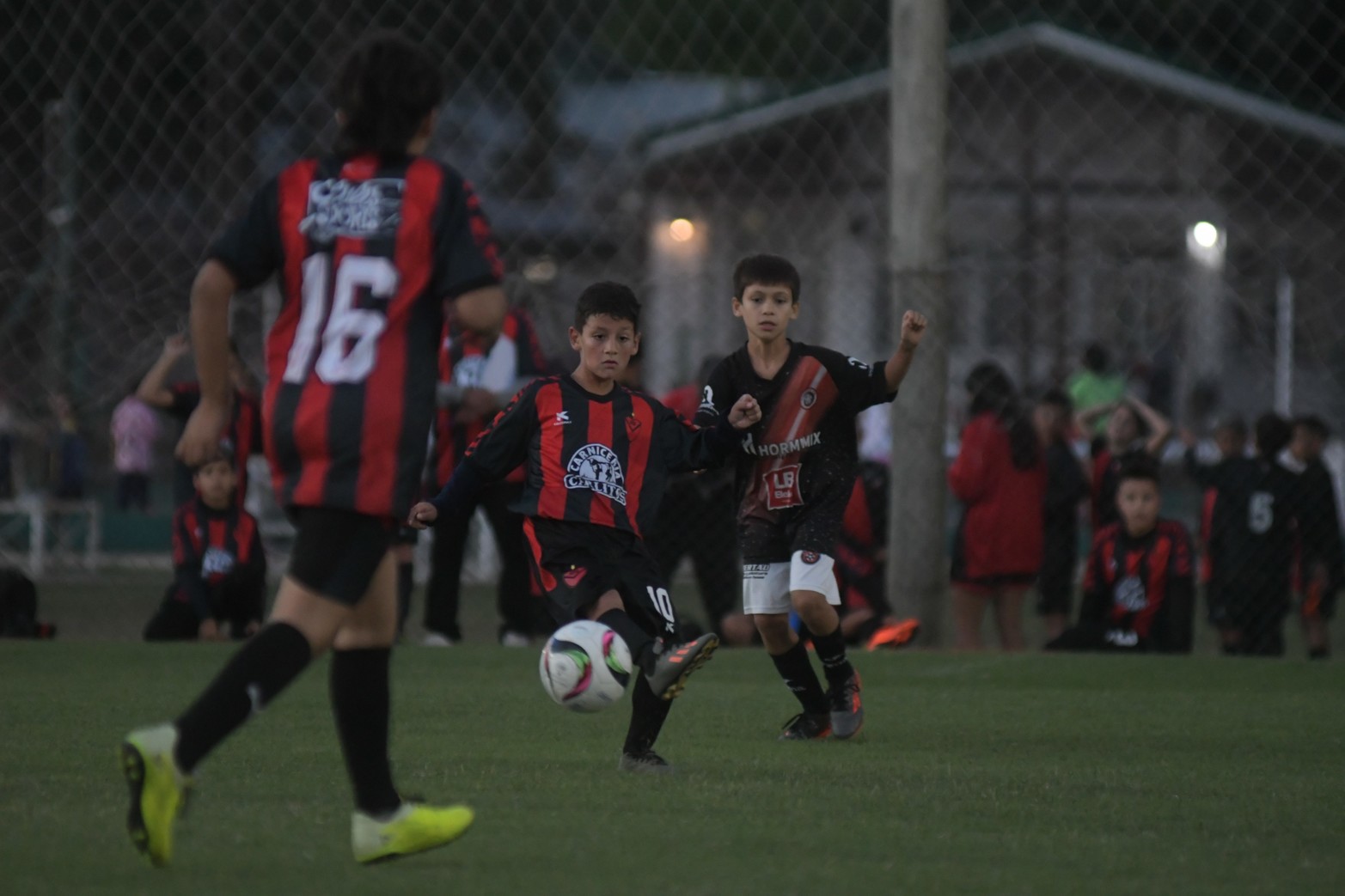 Las categorías infantiles de la liga santafesina de fútbol tienen otro torneo para lograr un lugar de encuentro. 