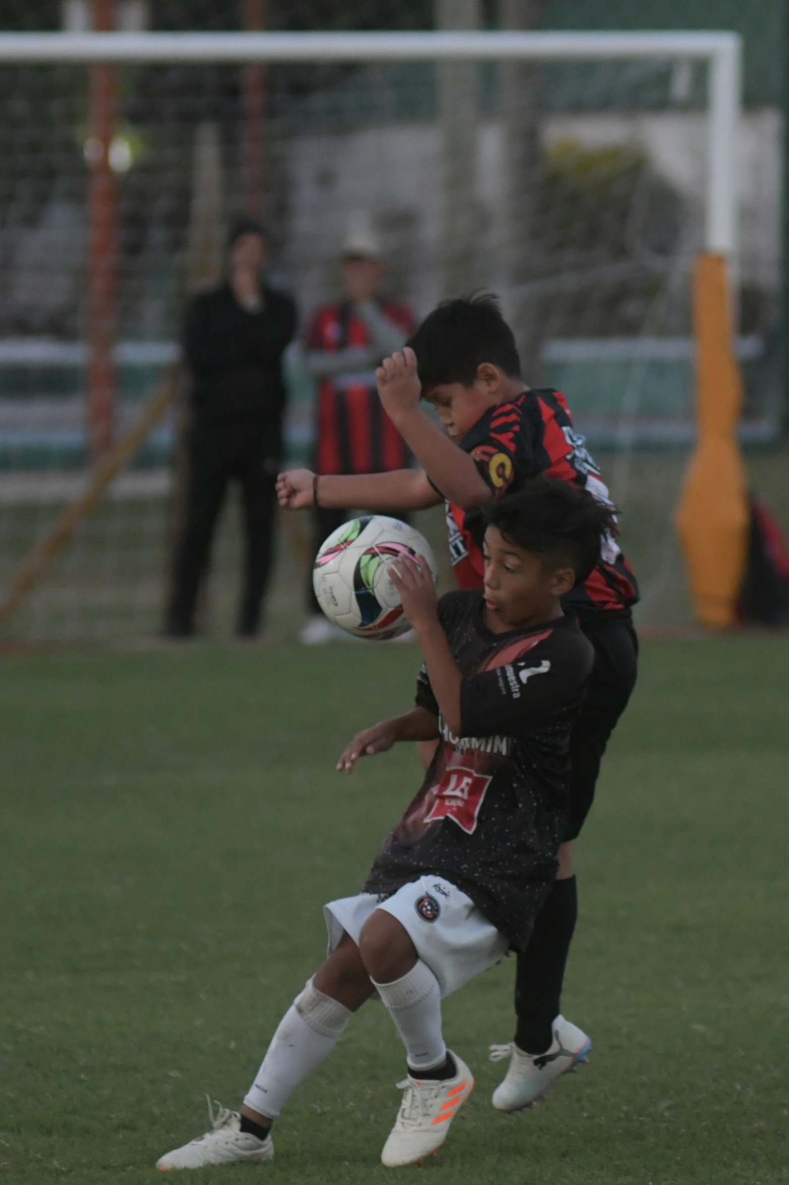 Las categorías infantiles de la liga santafesina de fútbol tienen otro torneo para lograr un lugar de encuentro. 