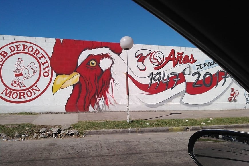 La imagen muestra la foto que tomó Yamil el día que junto a Dianela fueron a Buenos Aires a buscar a Valentino ya fallecido y sin saber cómo se encontró frente al estadio del Club Deportivo Morón. En ese momento nació la historia y el amor por el Gallo.