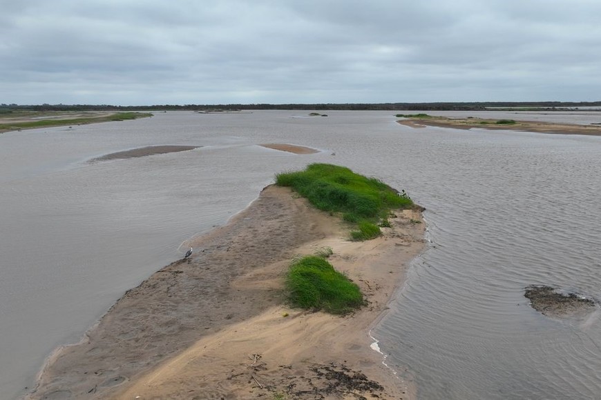 El lecho lagunar vuelve a asomarse en distintos puntos de la laguna Setúbal. Foto: Fernando Nicola