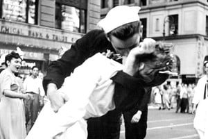 Un beso famoso: Kissing the War Goodbye, fotografía de Victor Jorgensen. US archives.
