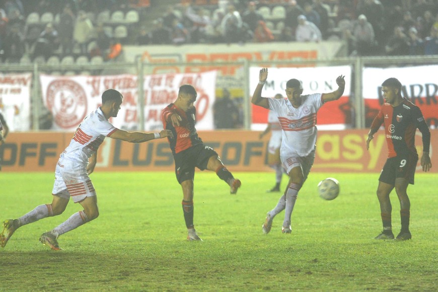 La lluvia es otro protagonista del duelo. Crédito: Agencia Deportiva