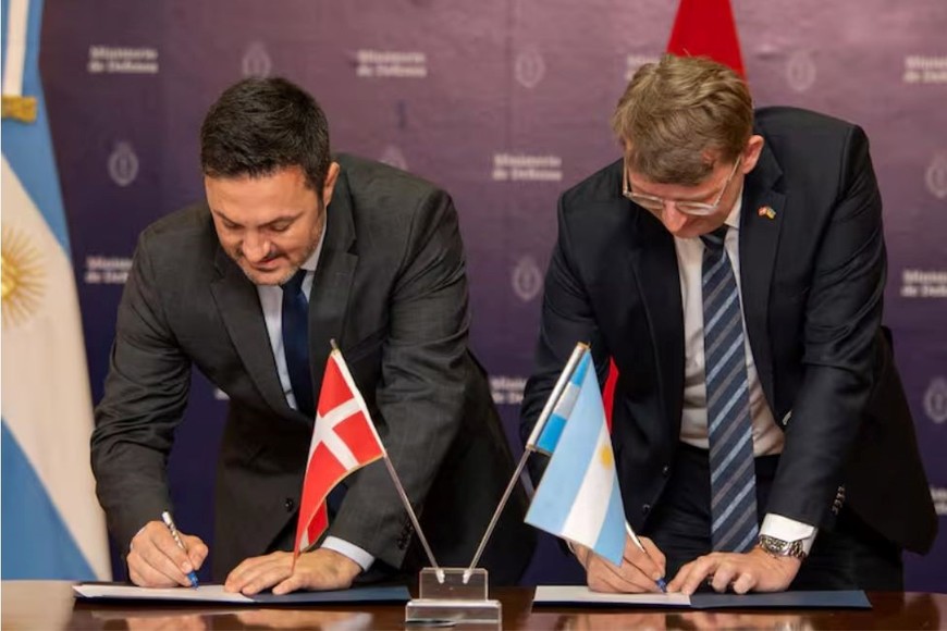 Los ministros de Defensa Luis Petri (Argentina) y Troels Lund Poulsen (Dinamarca) firman la carta de intención por la compra de 24 aviones F-16.