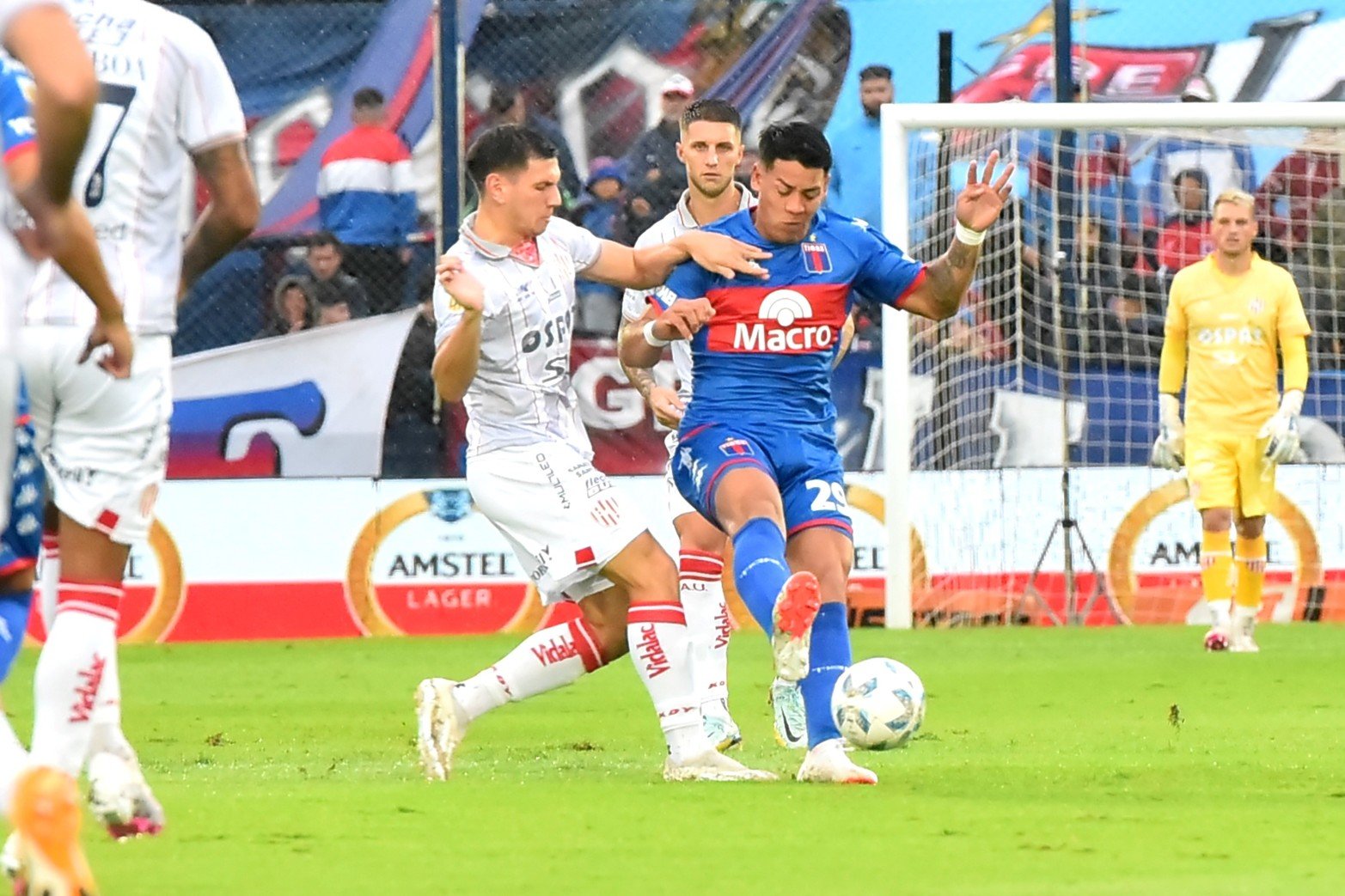 Franco Pardo disputa un balón. El defensor regalo en el primer tiempo un pase, dejó al delantero mano a mano con el arquero Cardozo que salvó el grosero error.