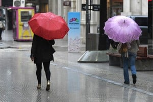 Los curiosos paraguas que hoy sábado por la mañana transitaron por la peatonal de la ciudad de Santa Fe