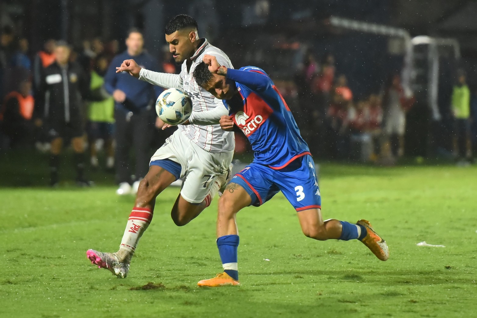 Balboa choca. El delantero fue un duro rival a marcar. 