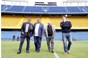 Patricio Colombo (RRPP de Boca), Claudio Tapia, Ricardo Rosica (secretario general de Boca) y Alejandro Domínguez en la Bombonera.