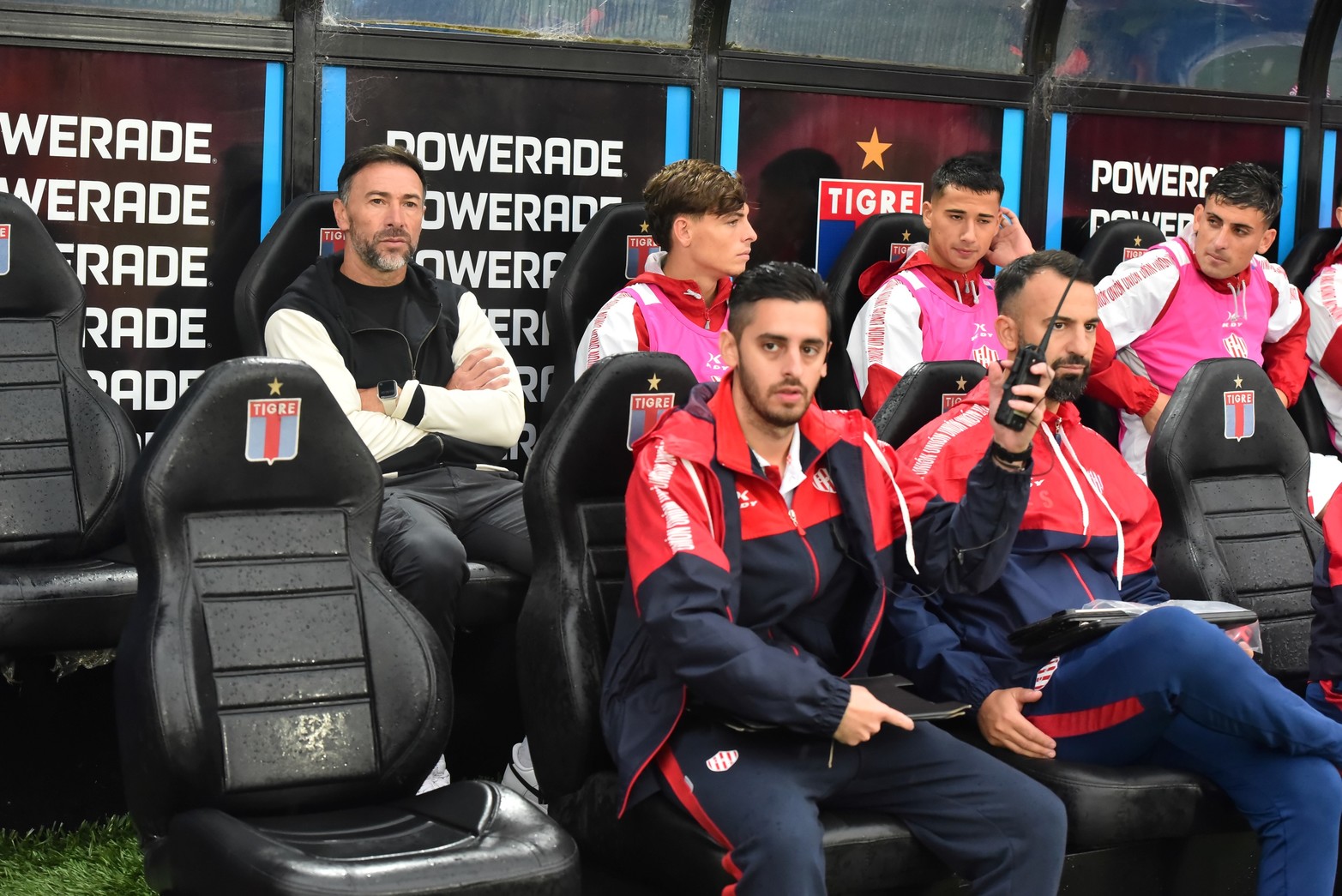 El VHF no falla. La vieja frecuencia de radio sigue teniendo vigencia. Su estabilidad para la comunicación es fundamental cuando las líneas de comunicación se saturan. 