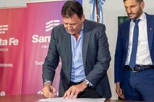 Además de entregar escrituras, en la ocasión, los mandatarios municipal y provincial firmaron un acuerdo en el marco del Plan Incluir, mediante el cual San Lorenzo sumará alumbrado público con una inversión provincial de 121 millones de pesos.